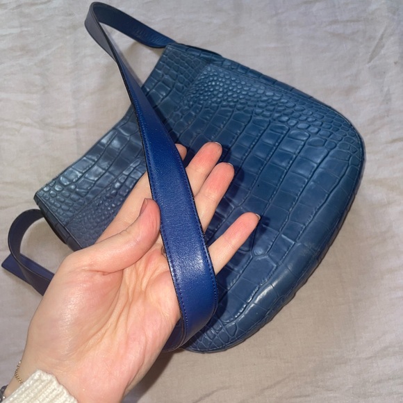 VINCE blue crocodile embossed leather crossbody purse - Picture 6 of 8